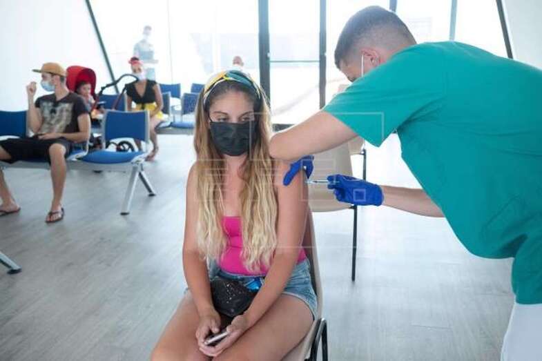 Una joven recibe este martes su dosis en el centro de vacunación de Gran Tarajal, durante las jornadas de vacunación sin cita previa celebradas en Fuerteventura / EFE Carlos de Saá